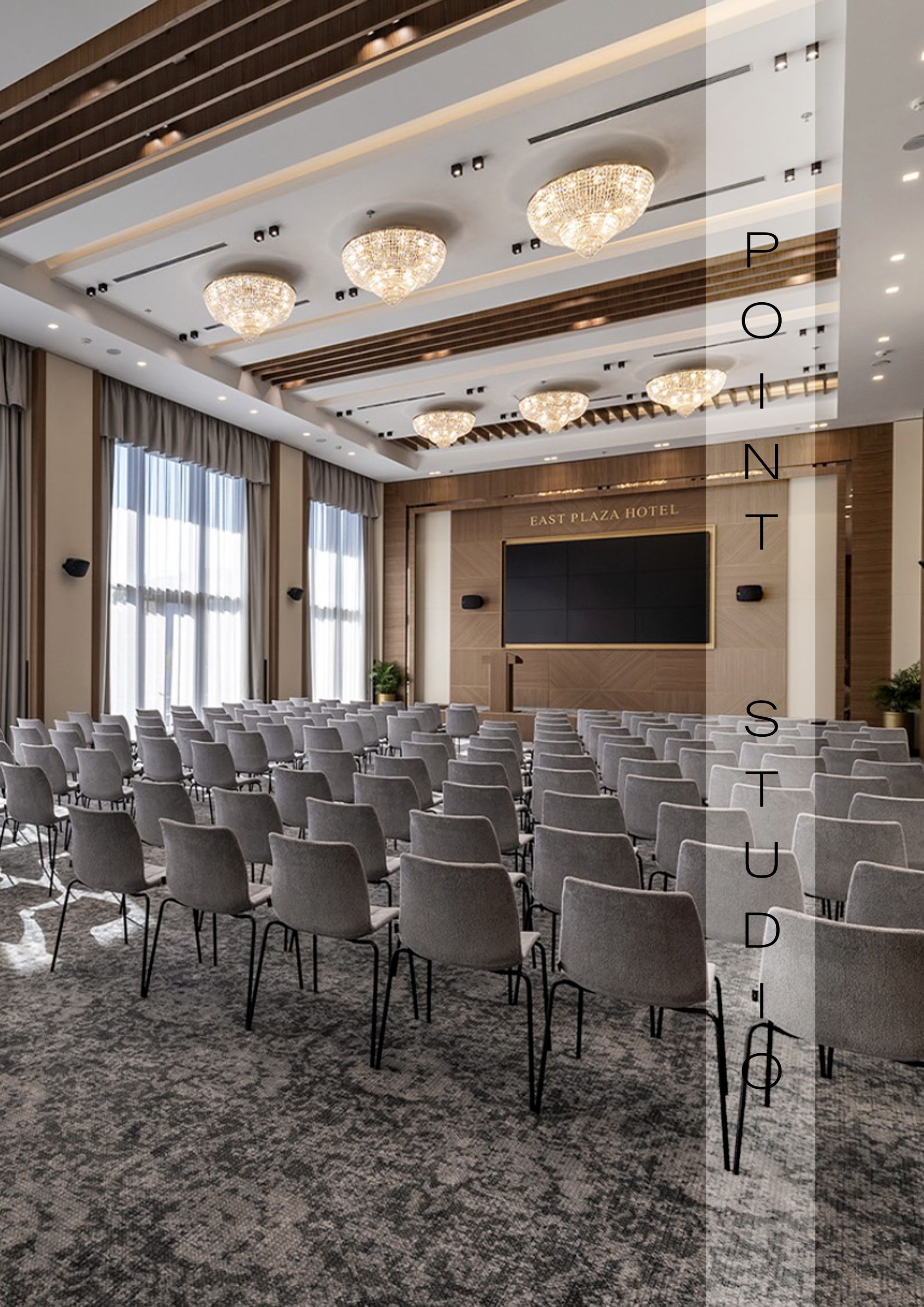 Konferenzsaal mit Kristallleuchtern und Reihenbestuhlung